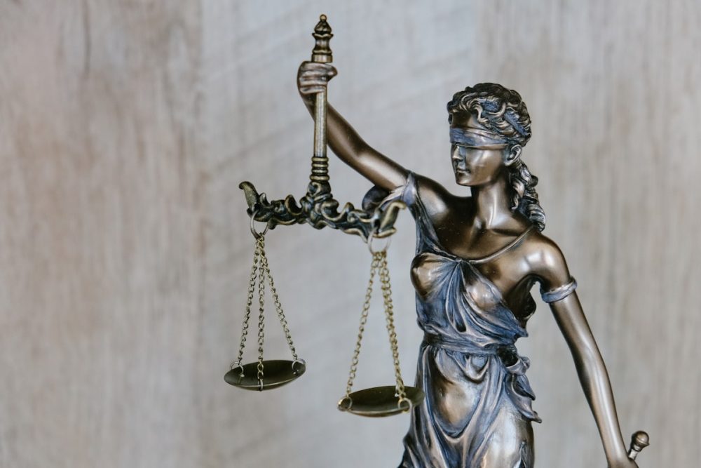 Perito tributario con documentación fiscal para informe pericial ante los tribunales